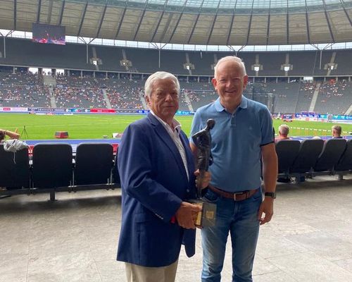 Philipp Krämer mit Hanns-Braun-Wanderpreis des DLV ausgezeichnet