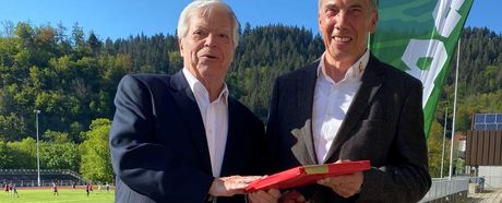BLV-Präsident Philipp Krämer überreicht Geburtstagsgrüße an Ottmar Heiler