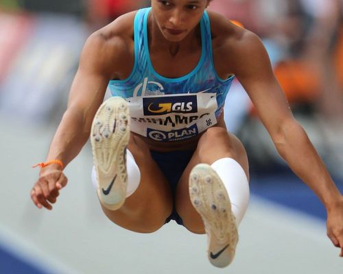Malaika Mihambo konzentriert sich in der Halle auf den Sprint