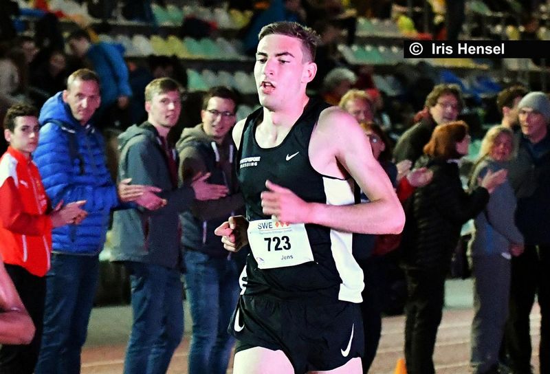 Lange Laufnacht - Alina Reh rennt in Karlsruhe im Alleingang zur WM-Norm