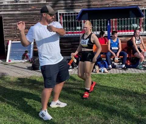 Landestrainer David Wrobel beim Coachen