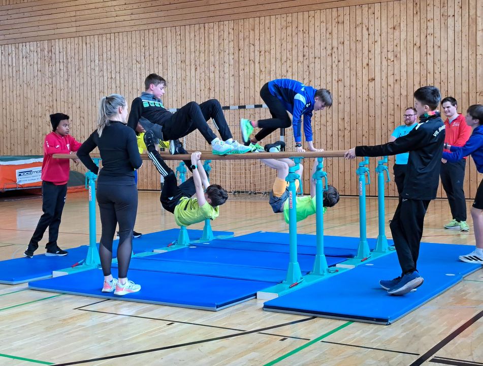 Vielseitiges Training auf dem Barren ...