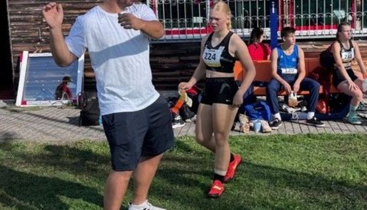 Landestrainer David Wrobel beim Coachen