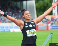 Yemisi Ogunleye (MTG Mannheim) feiert ihren DM-Titel und die Stimmung im Stadion 