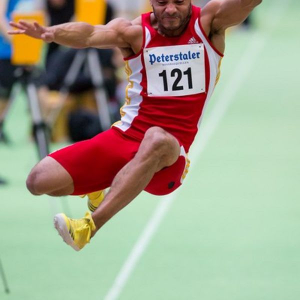 Julian Howard schafft die Sensation - Gold im Weitsprung
