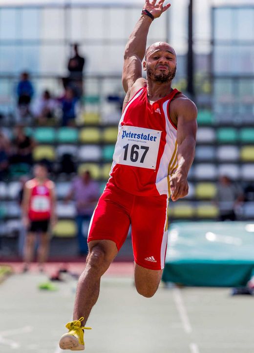 Julian Howard erneut über 8 Meter / Doppelsieg für Hanna Hoss