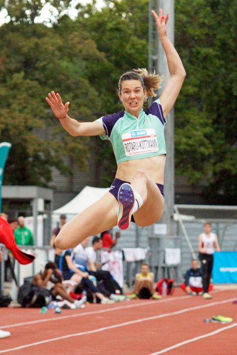 Carolina Krafzik stürmt allen davon - 20 Meter für Simon Bayer