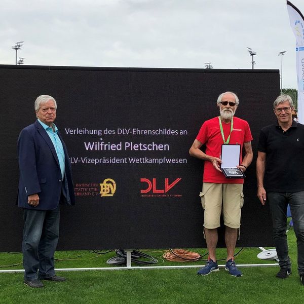 DLV-Ehrenschild für Wilfried Pletschen