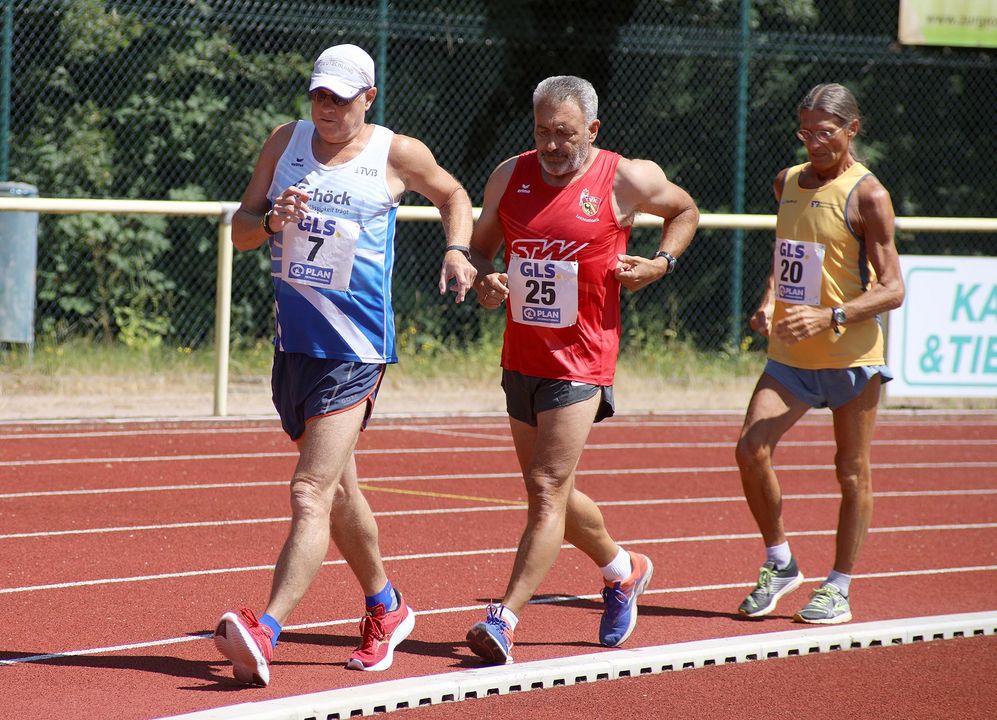 Georg Hauger (TV Bühlertal) vor Herbert Klaus (TV Kaufbeuren) und Helmut Prieler (SpVgg Niederaichbach)