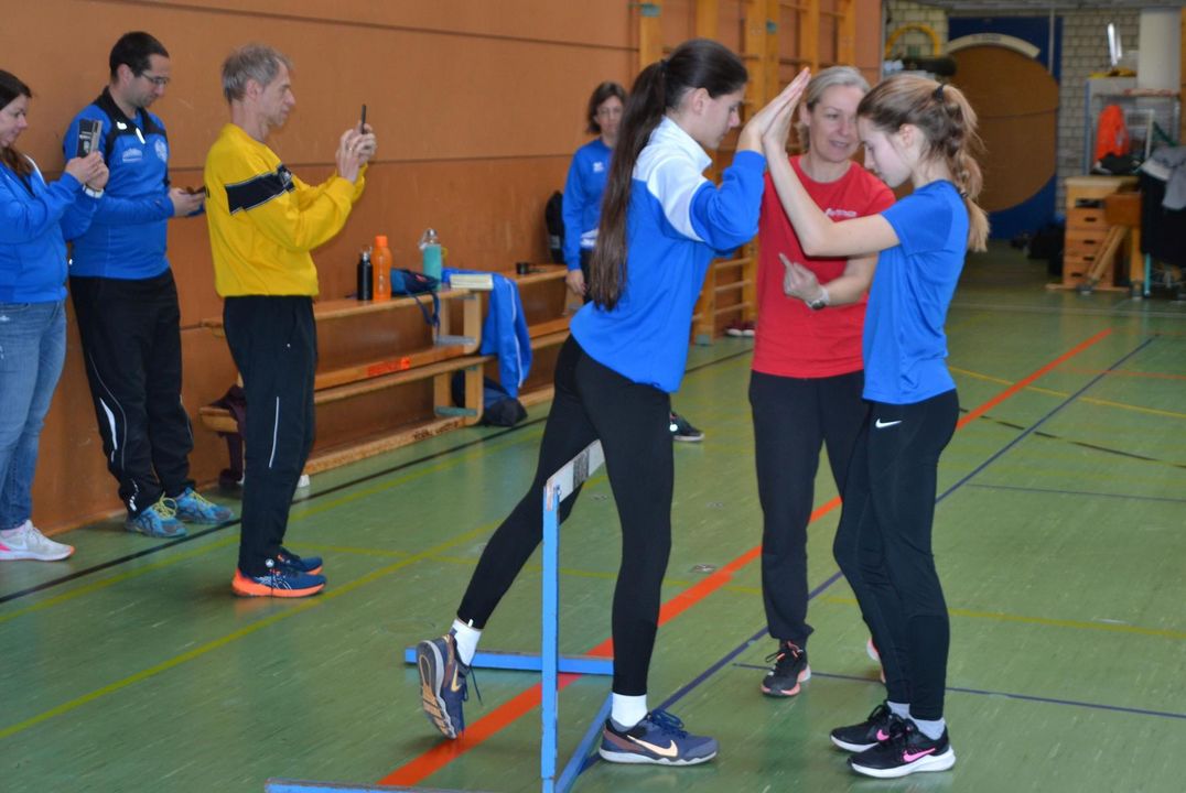 30 Trainer bei Hürdenlauf- und Sprintfortbildung in Engen