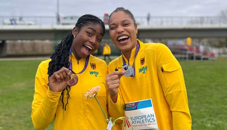 v.l.: Nina Ndubuisi (SG Schorndorf 1846) und Yemisi Ogunleye (MTG Mannheim) freuen sich über die gewonnenen Medaillen.
