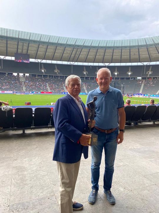 Philipp Krämer mit Hanns-Braun-Wanderpreis des DLV ausgezeichnet