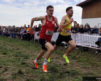 Jens Mergenthaler (LG farbtex Nordschwarzwald) setzt sich beim Short-Cross im Schlussspurt gegen Marvin Heinrich (Eintracht Frankfurt) durch. In der BW Wertung war der Abstand zum nächsten Konkurrenten größer. 