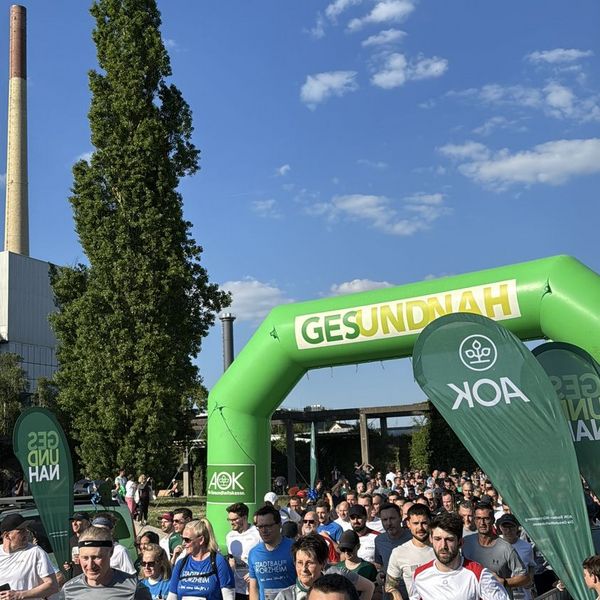 Erneuter Teilnehmerrekord bei strahlendem Sonnenschein. Der 10. AOK Firmenlauf Pforzheim feiert sein Jubiläum mit sagenhaften 1.032 Läuferinnen und Läufern aus 57 Firmen.