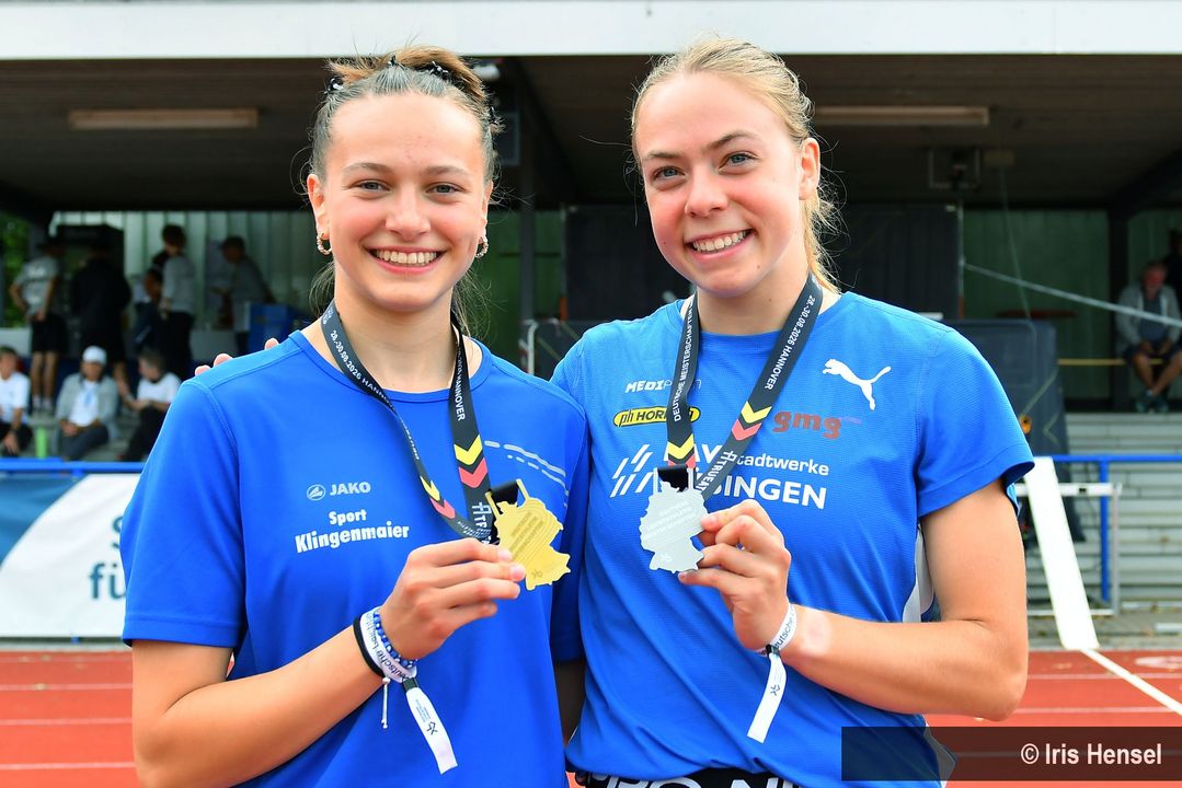 Leonie Kroter (links, DJK SG Wasseralfingen) und Karolin Reidenbach (rechts, VfL Sindelfingen) feiern ihre Medaillen und den Doppelsieg.