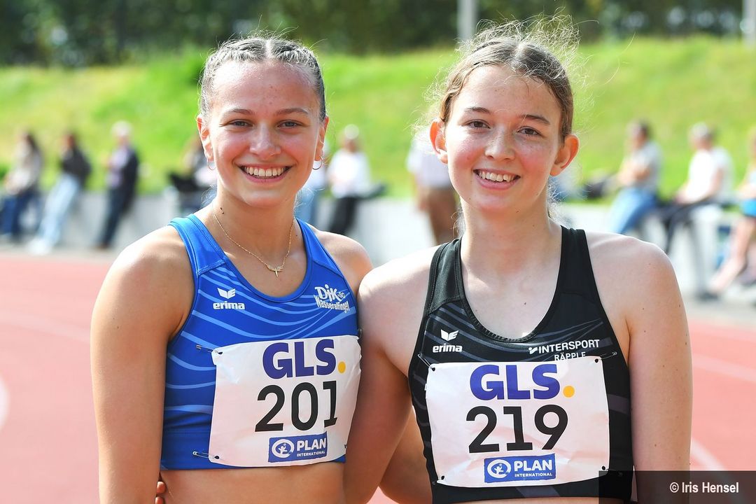 Leonie Kroter (DJK SG Wasseralfingen, links) mit Leonie Schinko (LG Steinlach-Zollern), die mit 5.064 Punkte Platz 4 belegte