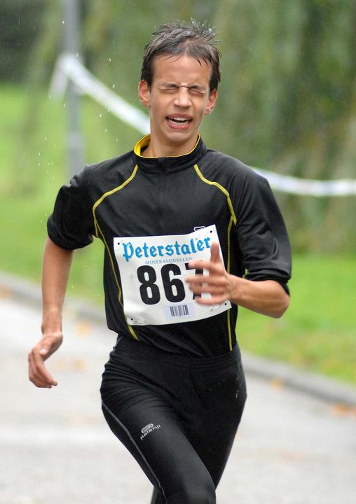 Simon Boch läuft mit B-Jugendrekord zum Titel