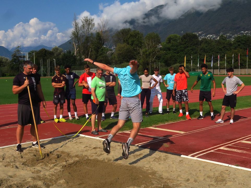 ... oder beim Spaß-Mehrkampf mit Rückwärtsspringen ...