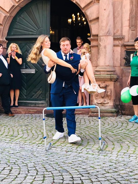 Sportler/innen der LAG Obere Murg und des TV Langenbrand stehen Spalier für Jessica und Bastin Wörner