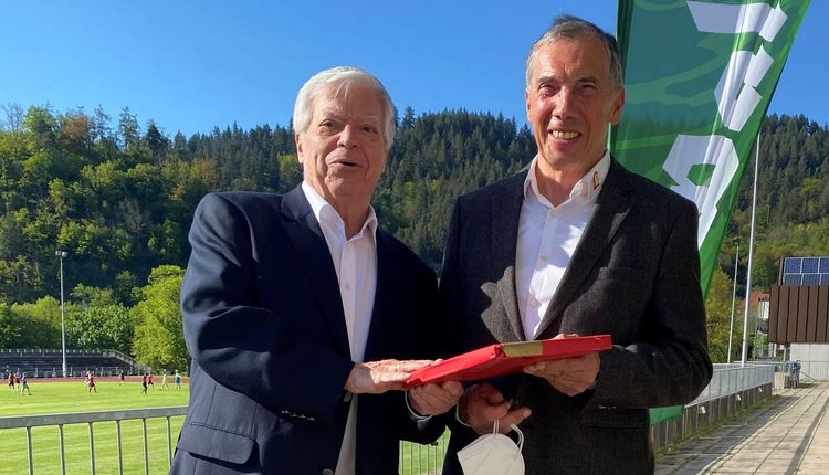 BLV-Präsident Philipp Krämer überreicht Geburtstagsgrüße an Ottmar Heiler