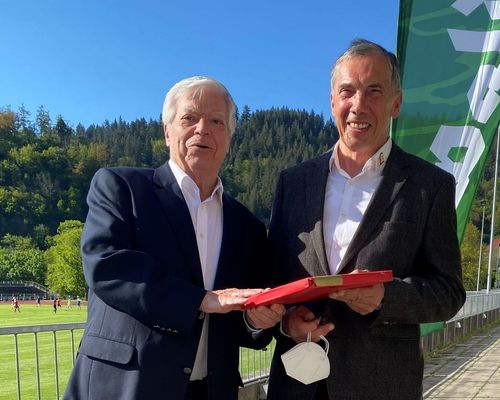 BLV-Präsident Philipp Krämer überreicht Geburtstagsgrüße an Ottmar Heiler