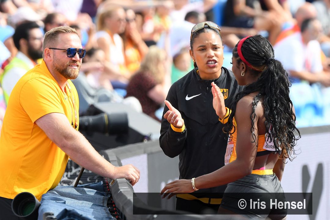 Trainer Arthur Hoppe u.a. mit Olympiasiegerin Yemisi Mabry (MTG Mannheim) bei der EM 2026 in Birmingham.