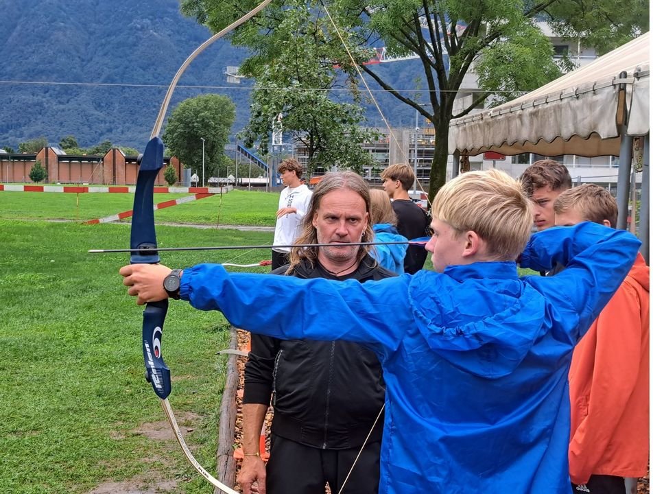 ... beim Bogenschießen ...
