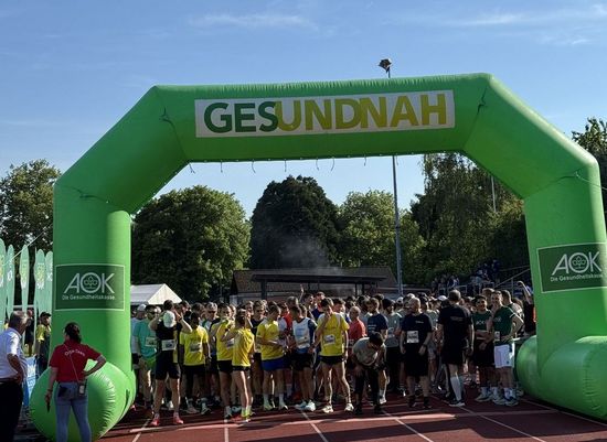 Knapp 872 Läuferinnen und Läufer aus 63 Teams und Unternehmen waren bei sommerlichen Temperaturen beim 2. AOK Firmenlauf Bühl über zwei Dis-tanzen am Start