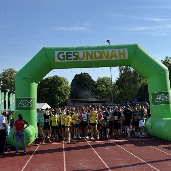 872 Läuferinnen und Läufer aus 63 Teams und Unternehmen waren bei sommerlichen Temperaturen beim 2. AOK Firmenlauf Bühl über zwei Distanzen am Start