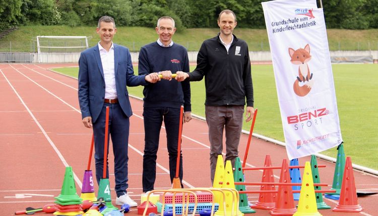 Materialspende für Projekt „Grundschule trifft Kinderleichtathletik“ übergeben