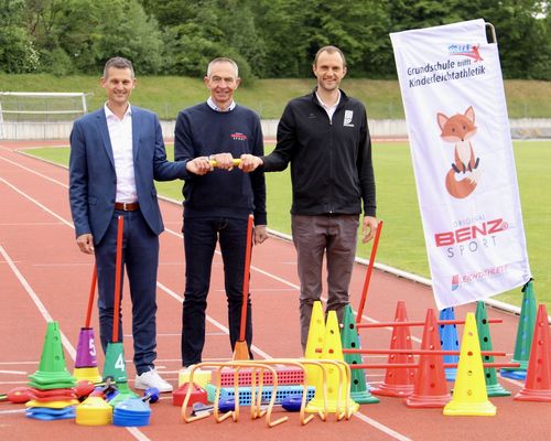 Materialspende für Projekt „Grundschule trifft Kinderleichtathletik“ übergeben