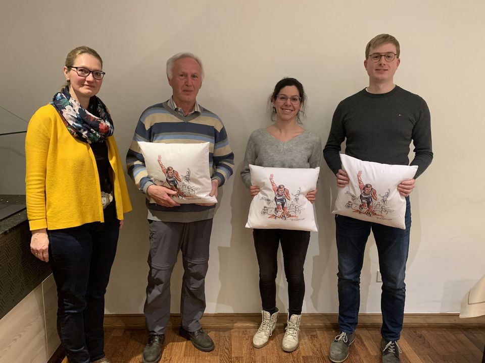 Die geehrten Denise Köpfer, Steve Hellmann und Matthias Wehrle mit Caroline Waldvogel (links).