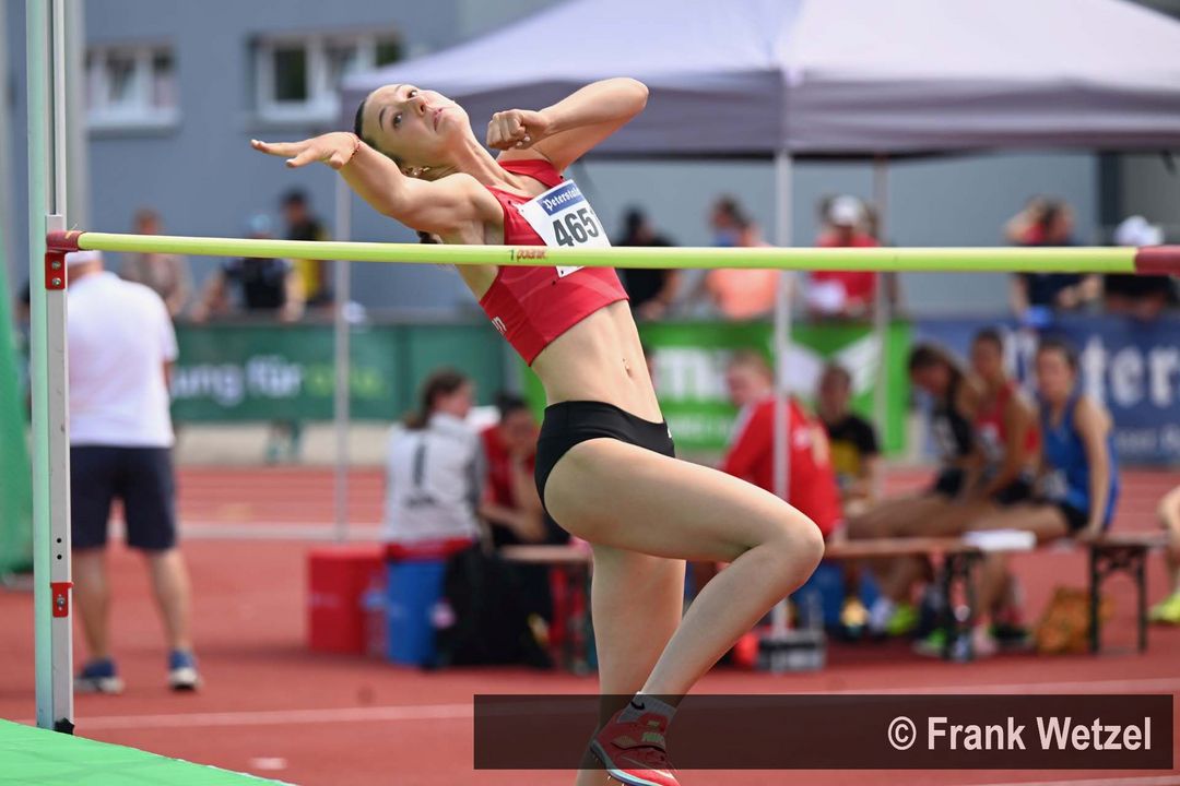 Collien Schmidt (SG Dettingen/Donau) hier beim Hochsprung, startete in vier Disziplinen und wurde Zweite auf den 100 Meter Hürden in der WJU18