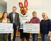 v.l.n.r.: Elke Hohmann, Leitung Spenden & Sponsoring des Bundeverband Kinderhospiz e.V., Marc Scheibel, Gesamtvertriebsleiter von Bad Dürrheimer, unser MEIN FREIBURG MARATHON Maskottchen Hopsi Hobbelle, Claus Geppert, Leiter der Geschäftsstelle des Förderverein für krebskranke Kinder e.V. Freiburg sowie Victoria Vehse, FWTM-Abteilungsleitung Messe, ETAGE Tagungscenter und Märkte