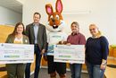 v.l.n.r.: Elke Hohmann, Leitung Spenden & Sponsoring des Bundeverband Kinderhospiz e.V., Marc Scheibel, Gesamtvertriebsleiter von Bad Dürrheimer, unser MEIN FREIBURG MARATHON Maskottchen Hopsi Hobbelle, Claus Geppert, Leiter der Geschäftsstelle des Förderverein für krebskranke Kinder e.V. Freiburg sowie Victoria Vehse, FWTM-Abteilungsleitung Messe, ETAGE Tagungscenter und Märkte