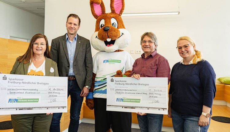 v.l.n.r.: Elke Hohmann, Leitung Spenden & Sponsoring des Bundeverband Kinderhospiz e.V., Marc Scheibel, Gesamtvertriebsleiter von Bad Dürrheimer, unser MEIN FREIBURG MARATHON Maskottchen Hopsi Hobbelle, Claus Geppert, Leiter der Geschäftsstelle des Förderverein für krebskranke Kinder e.V. Freiburg sowie Victoria Vehse, FWTM-Abteilungsleitung Messe, ETAGE Tagungscenter und Märkte
