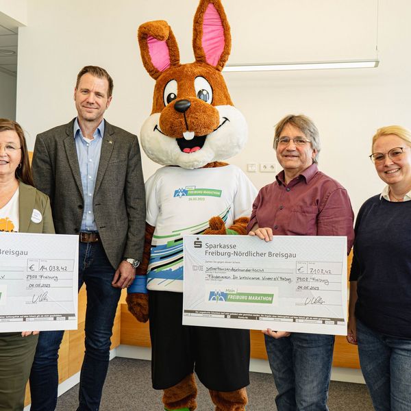 v.l.n.r.: Elke Hohmann, Leitung Spenden & Sponsoring des Bundeverband Kinderhospiz e.V., Marc Scheibel, Gesamtvertriebsleiter von Bad Dürrheimer, unser MEIN FREIBURG MARATHON Maskottchen Hopsi Hobbelle, Claus Geppert, Leiter der Geschäftsstelle des Förderverein für krebskranke Kinder e.V. Freiburg sowie Victoria Vehse, FWTM-Abteilungsleitung Messe, ETAGE Tagungscenter und Märkte