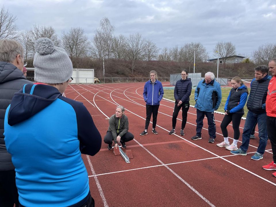 30 Trainer bei Hürdenlauf- und Sprintfortbildung in Engen