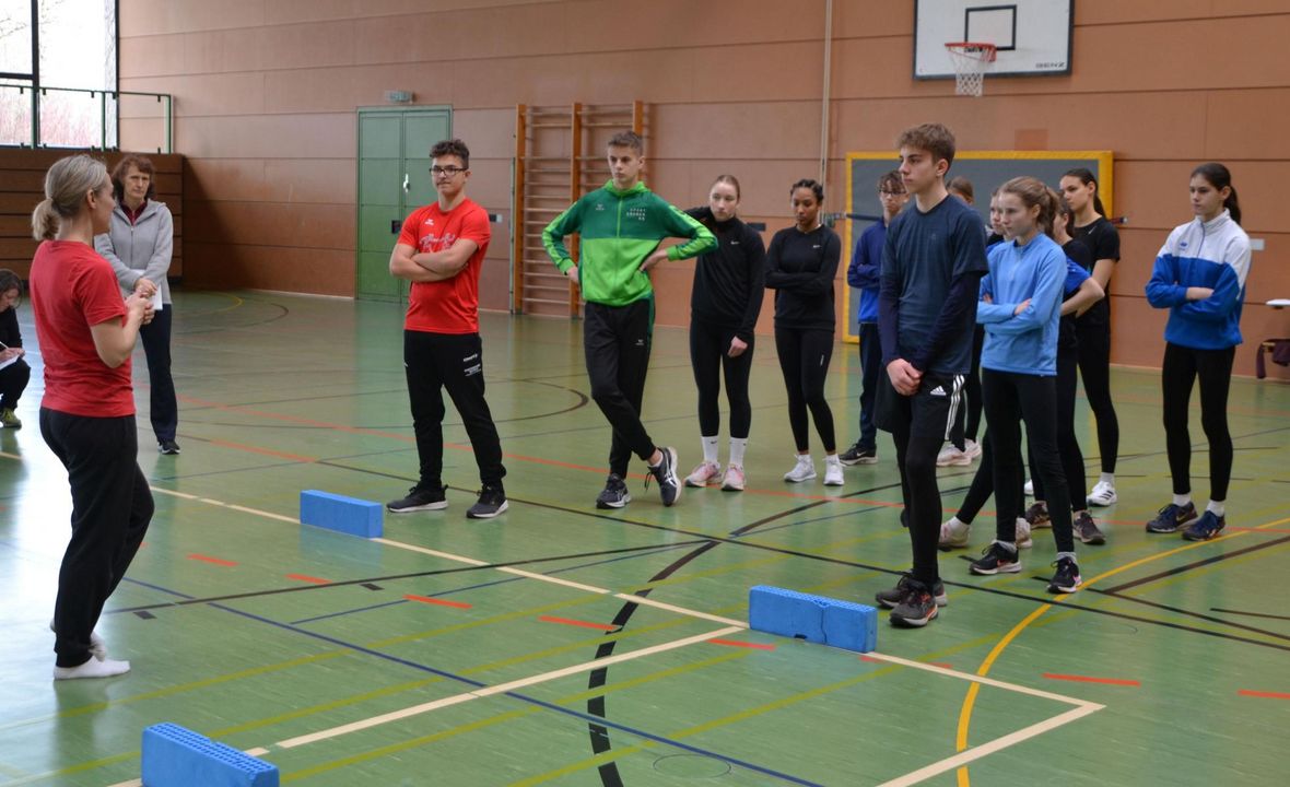30 Trainer bei Hürdenlauf- und Sprintfortbildung in Engen