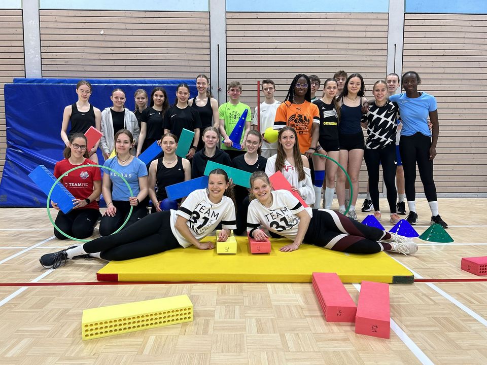Glückliche Gesichter nach bestandener Prüfung bei 24 neuen Schüler-Mentor:innen