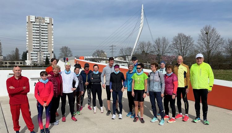 Ein Teil der Geher bei der Hängebrücke am Eingang zum Bürgerpark in Lahr