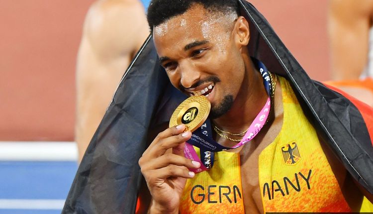 Leo Neugebauer (VfB Stuttgart) mit seiner Goldmedaille.