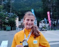 Julia Ehrle (LG farbtex Nordschwarzwald) freut sich über ihren Sieg.