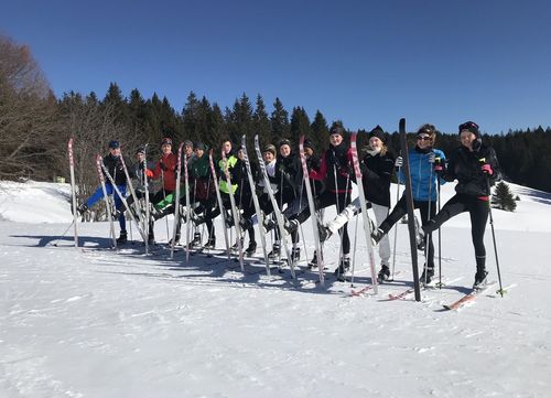 Kaderläufer trainieren traditionell im Schnee am Herzogenhorn