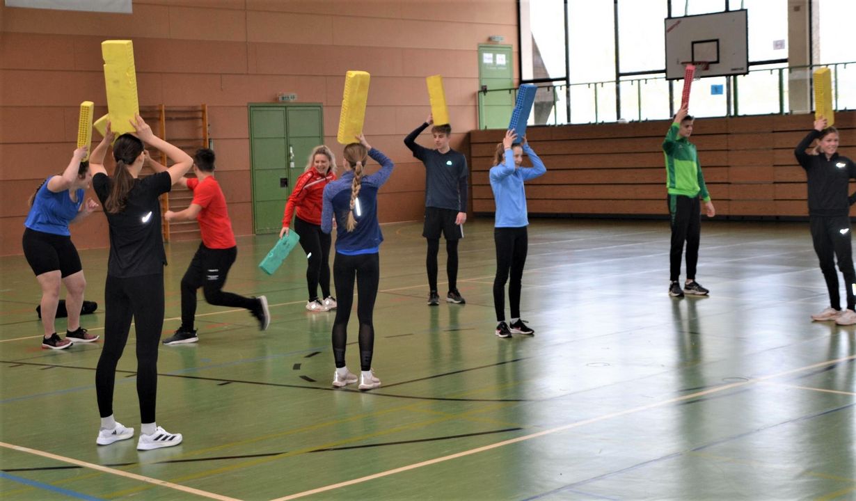 30 Trainer bei Hürdenlauf- und Sprintfortbildung in Engen