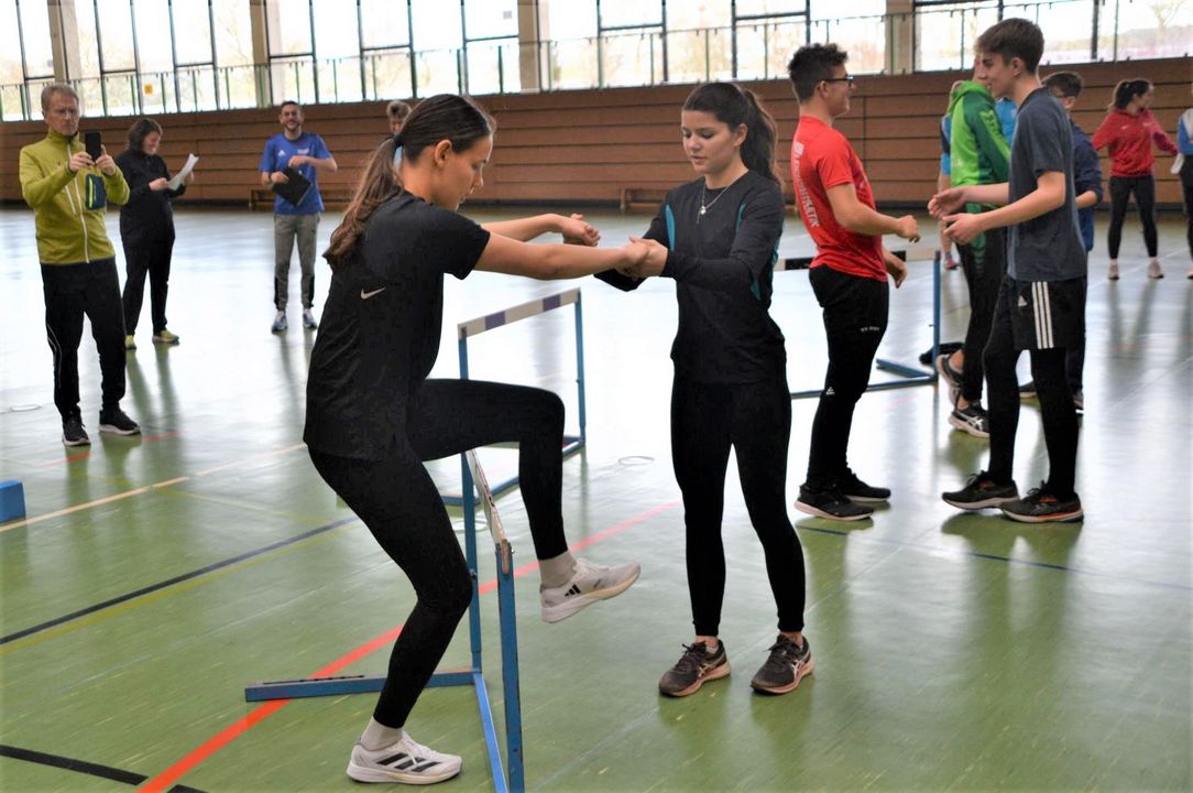 30 Trainer bei Hürdenlauf- und Sprintfortbildung in Engen
