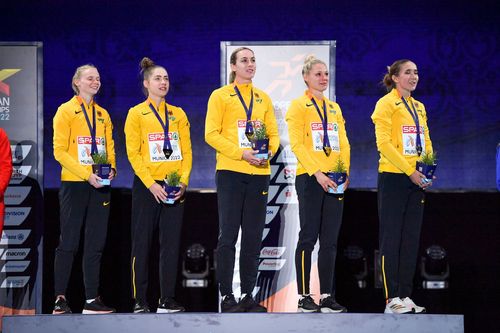 Jessica-Bianca Wessolly glücklich und mit Goldmedaille zurück aus München