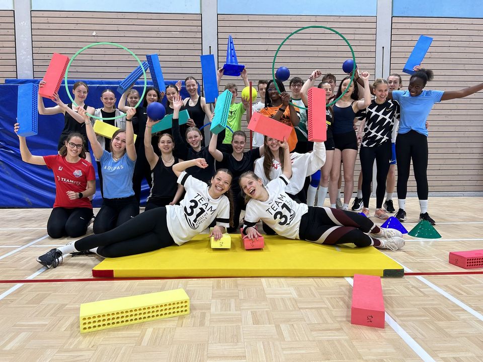 Glückliche Gesichter nach bestandener Prüfung bei 24 neuen Schüler-Mentor:innen