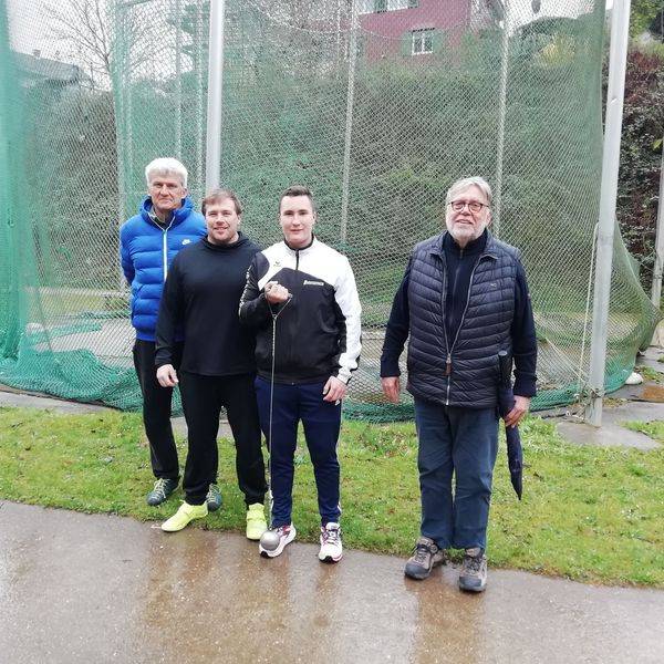 „Bundestrainer Hammerwurf“ Joachim Lipske schult Heimtrainer in Langenbrand