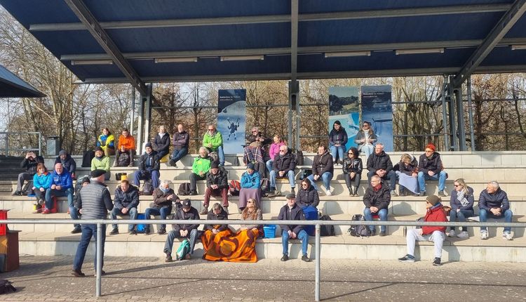 Große Beteiligung an sonniger Kampfrichter-Fortbildung in Walldorf